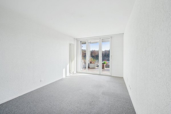 Zimmer mit Zugang auf den Balkon