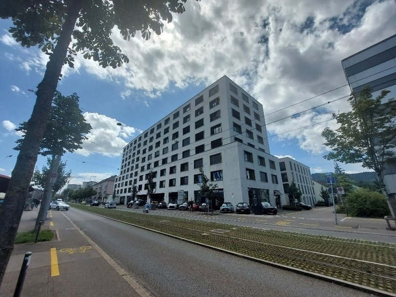 Garageneinfahrt befindet sich auf der rechten Gebäudeseite