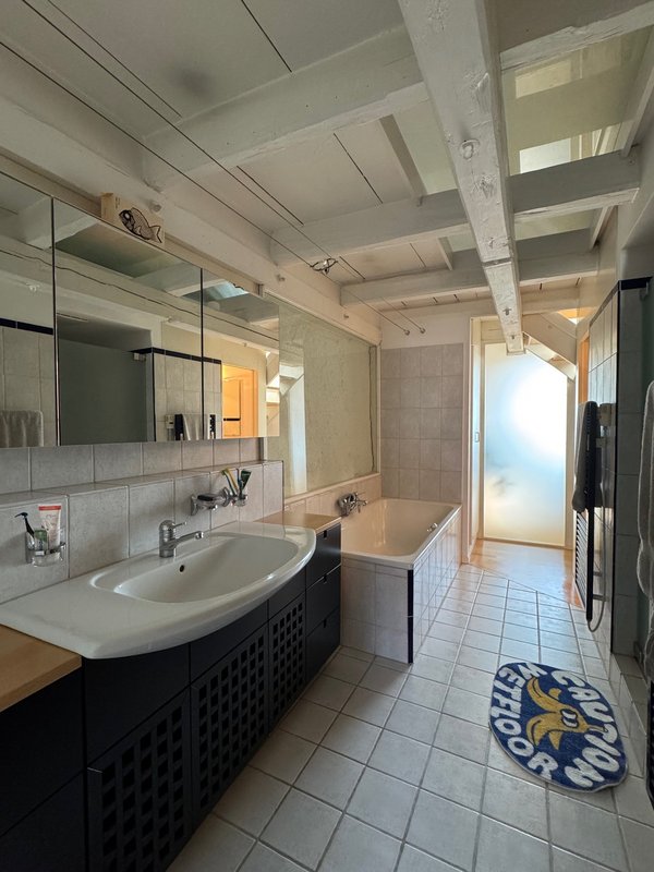 Bad mit Badewanne + Dusche