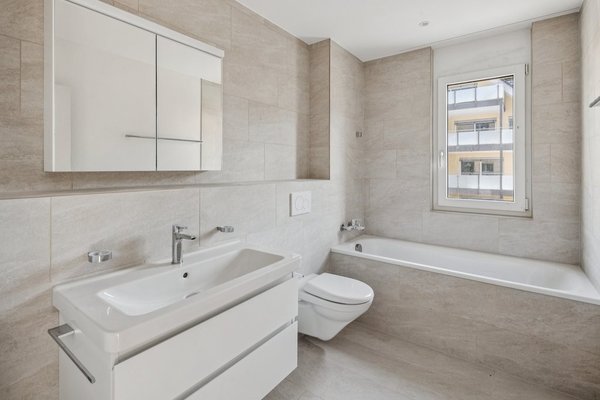 Nasszelle mit Badewanne