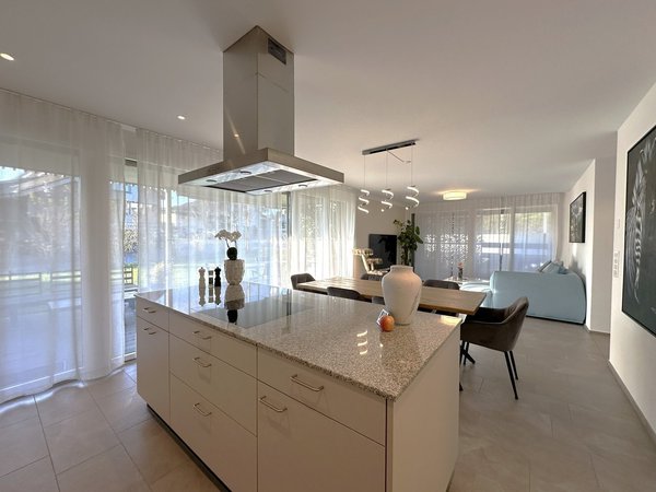 Offener Wohn- und Essbereich mit Küche