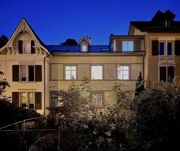 Façade Sud, entrée principale, toit photovoltaïque, jardin 100m2 commun