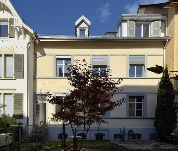 Façade entrée Nord après rénovations totales, toiture photovoltaïque, fenêtres triple vitrage, stores en bois basculants