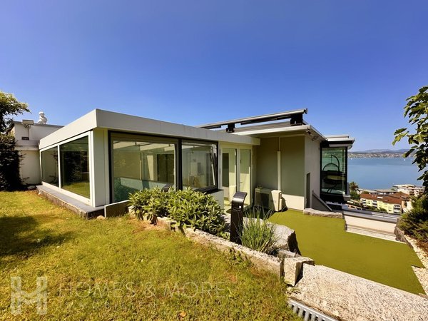 Terrassenbereich mit Wiesenanschluss und Poolbereich