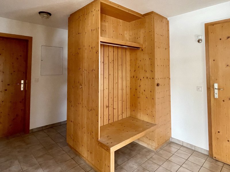 Entrée mit Einbaugarderobe