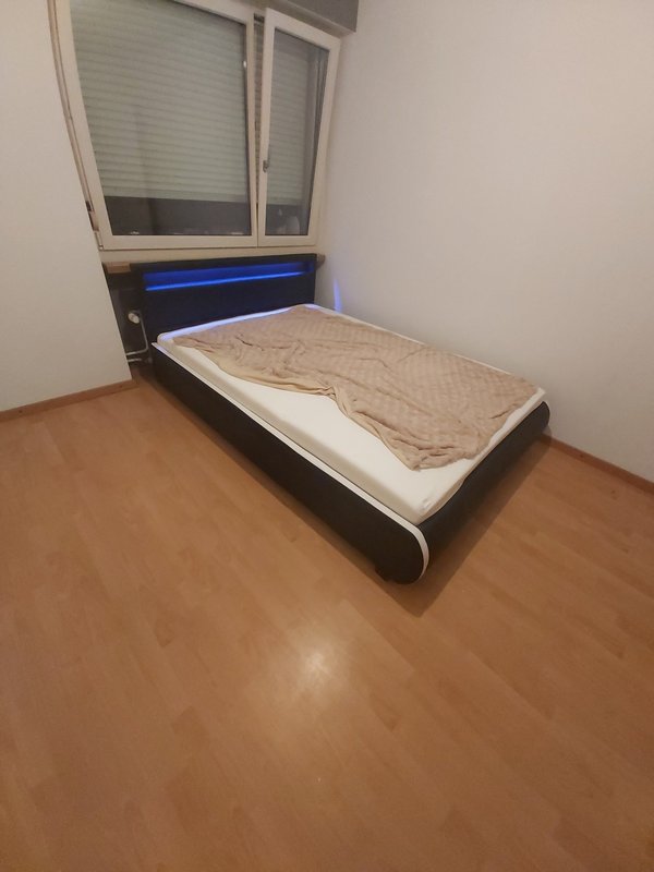 Zimmer ohne Möbel, Boden Laminat 12.6m2