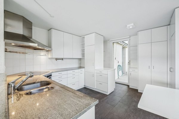 Offene und geräumige Küche