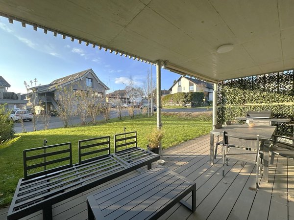 Gedeckter Sitzplatz mit Garten & Aussenréduit