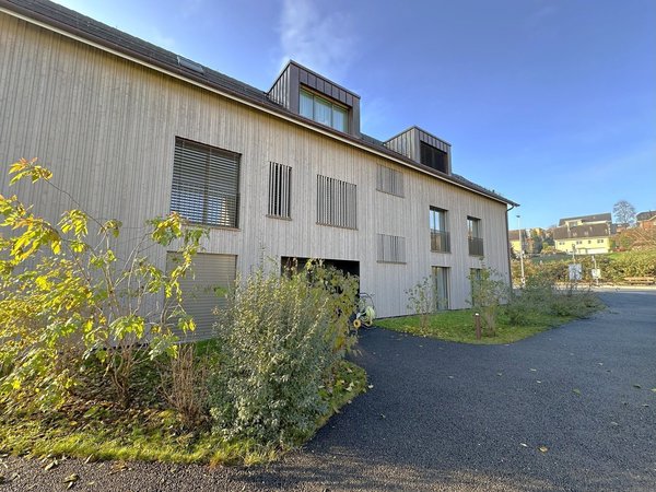 Blick auf das Mehrfamilienhaus
