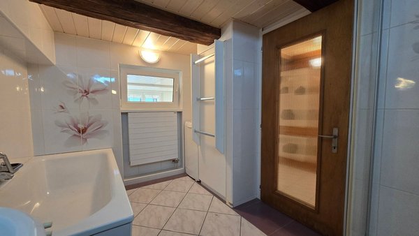 Badezimmer mit Waschmaschine