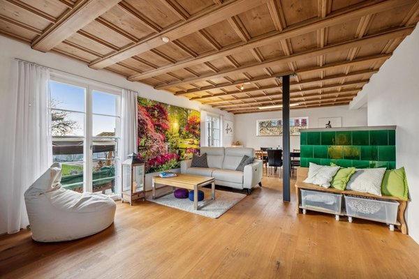 Offenes Wohn- uns Esszimmer mit Zugang in den Garten