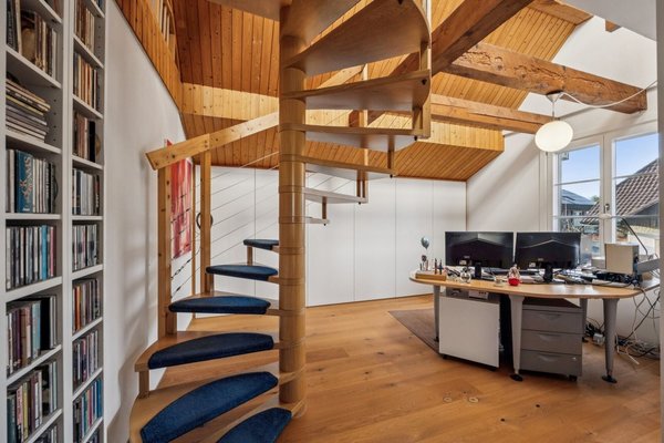 Zimmer mit Treppenaufgang ins Dachgeschoss