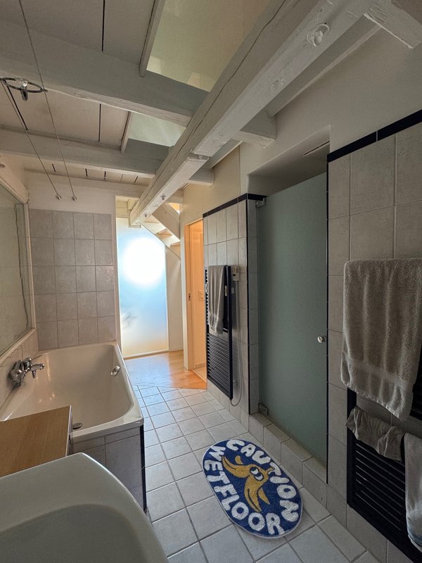 Bad mit Badewanne + Dusche