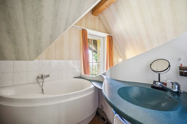 Badezimmer mit Badewanne und Dusche