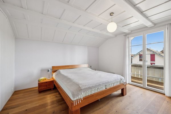 Zimmer mit Zugang auf den Balkon