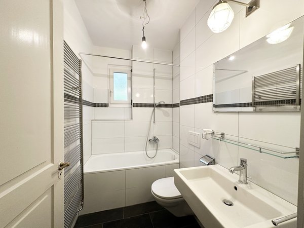 Salle de bain/WC : 4,2m2, hauteur sous plafond 300cm,baignoire, radiateur porte-linge, fenêtre basculante, sol ardoise