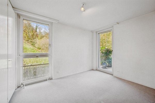 Zimmer mit Zugang auf den Balkon