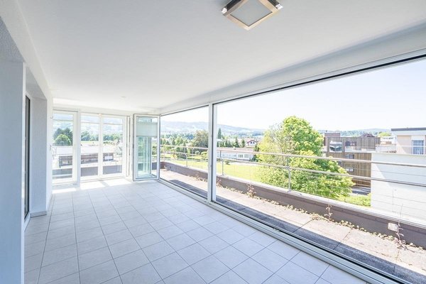 grosszügiger Wintergarten