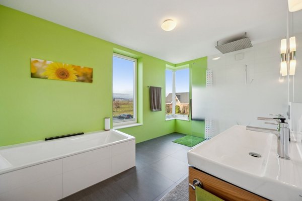 Badezimmer mit Dusche und Badewanne