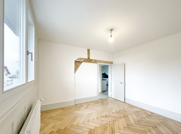 Chambre Sud 14m2, parquet ancien , fenêtres triple vitrage 120/200cm, vue dégagée