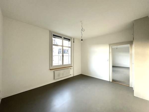 Chambre Nord 16m2, hauteur sous plafond 300cm, fenêtre 140x200cm triple vitrage, armoire intégrée, sol linoléum acoustique, vue dégagée