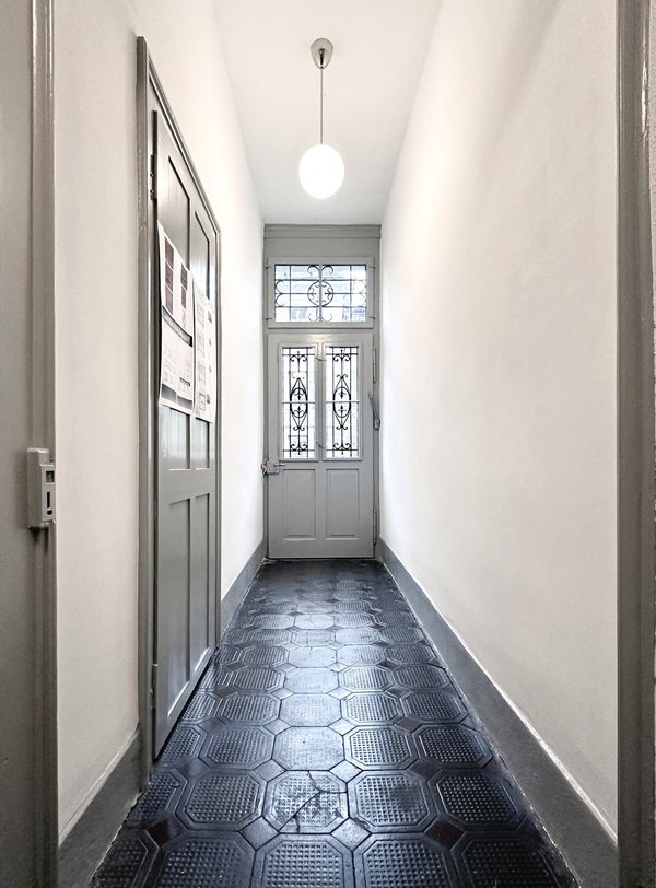 Porte d'entrée principale fermeture électrique, corridor dalles d'origine