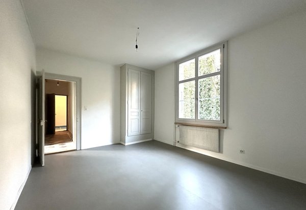 Chambre Nord 18m2, hauteur sous plafond 300cm, fenêtre 140x200cm triple vitrage, armoire intégrée, sol linoléum acoustique