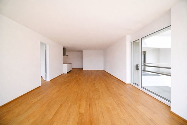 Helles, modernes Wohnzimmer mit Balkon.png