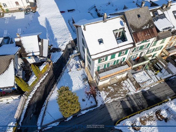 Gross und bezugsbereit