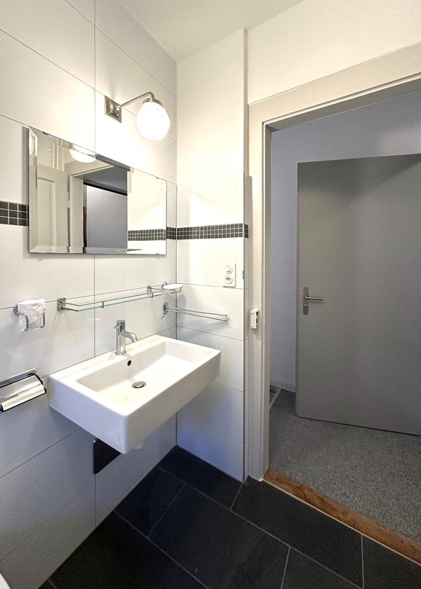 Salle de bain/WC : 4,2m2, hauteur sous plafond 300cm,baignoire, radiateur porte-linge, fenêtre basculante, sol ardoise, lampe et miroir installés