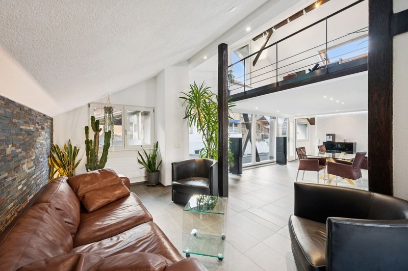 Stilvoller Wohnbereich mit Galerie