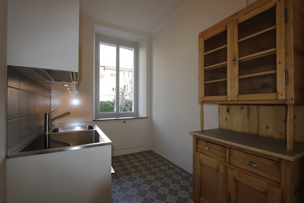 Separate Küche mit restauriertem Küchenschrank