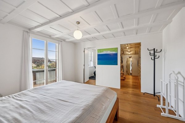 Zimmer mit Ankleide und Zugang auf den Balkon