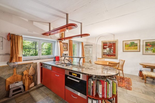 Küche mit Granitabdeckung