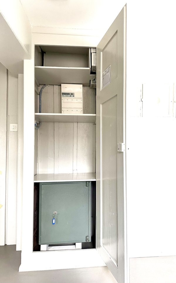 Coffre-fort et fusible dans l’armoire intégrée séjour