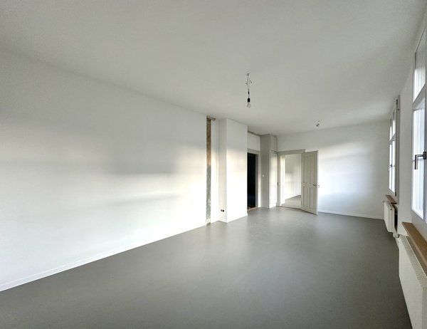 Séjour-living spacieux 27m2, hauteur sous plafond 300cm, armoire intégrée, 2 grandes fenêtres 140x200cm triple vitrage, vue dégagée, sol linoléum isolant phonique