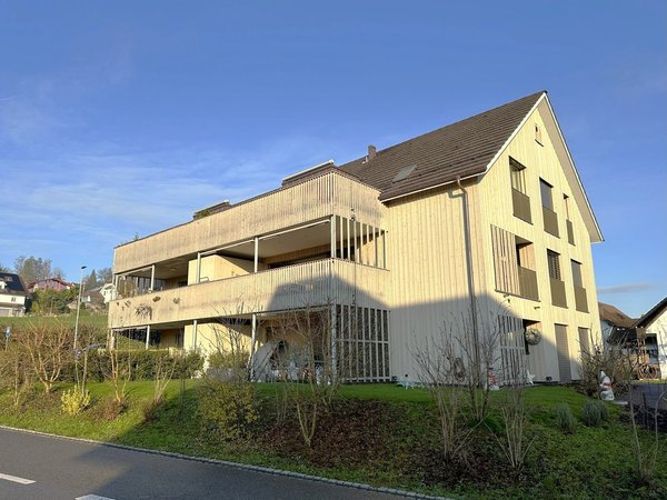 Blick auf das Mehrfamilienhaus