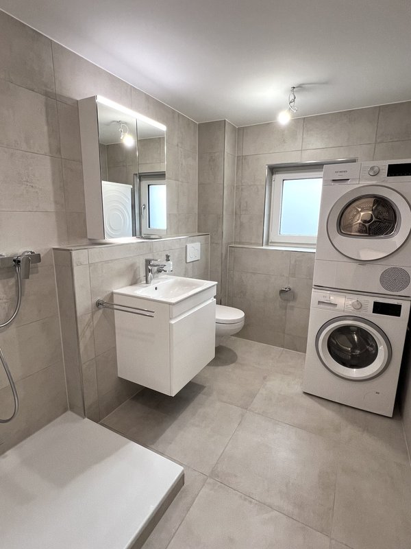 Badezimmer mit Dusche und Waschturm