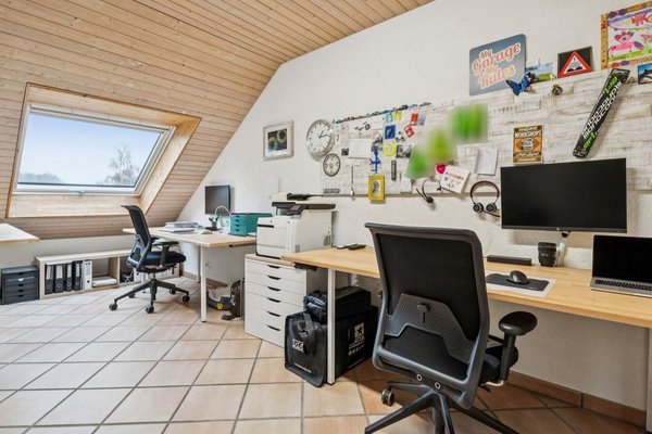 Geräumiges Arbeitszimmer, Ostseite