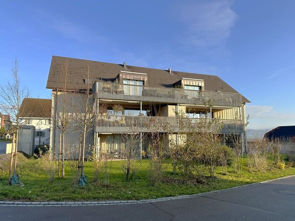 Blick auf das Mehrfamilienhaus