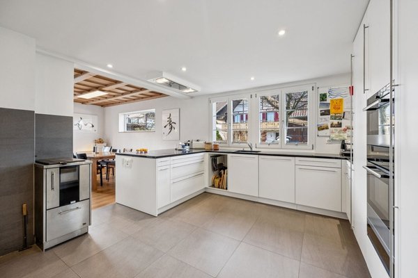 Geräumige und moderne Küche