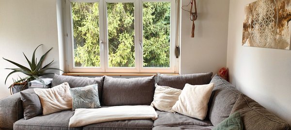 Grosse ausziehbare Couch mit Blick ins Grüne