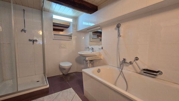 Badezimmer mit Dusche und Badewanne