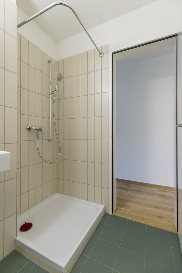 Badezimmer mit Dusche 