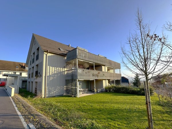 Blick auf das Mehrfamilienhaus