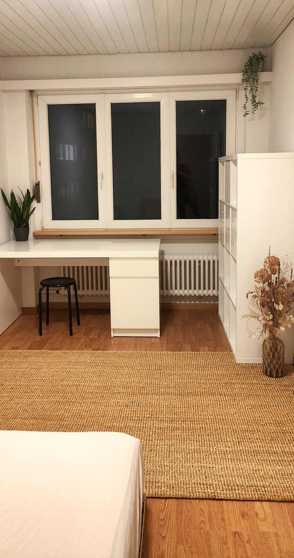 So ist das Zimmer jetzt gerade gestellt :) kann aber natürlich auch wieder umgeräumt werden wie auf den nächsten Bildern.