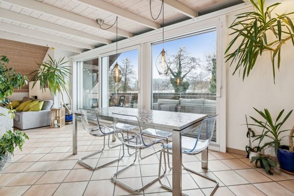 Essbereich mit direktem Zugang zum Balkon