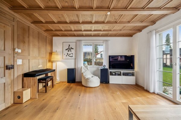 Helles Wohnzimmer mit Zugang in den Garten