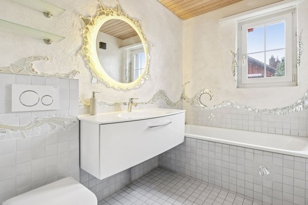 Modernes Bad trifft kreative Wandkunst