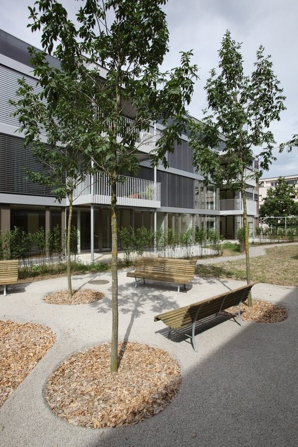 Aussenansicht hinten & Spielplatz